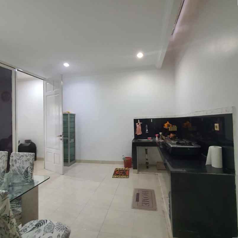 dijual rumah perumahan the royal