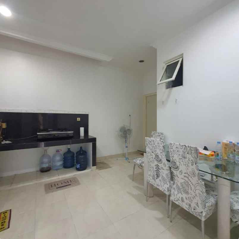 dijual rumah perumahan the royal