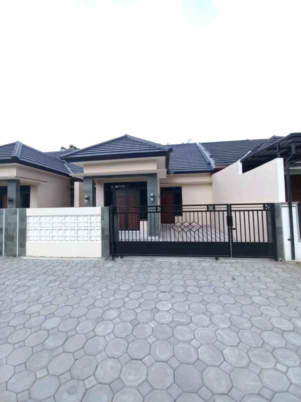 dijual rumah potorono