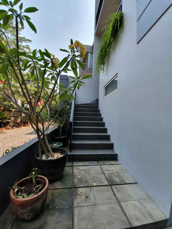 dijual rumah riverville