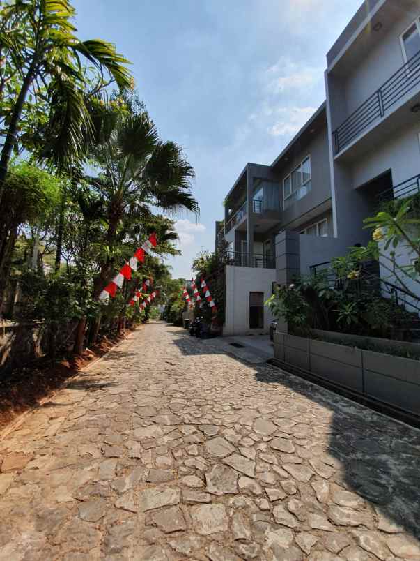 dijual rumah riverville