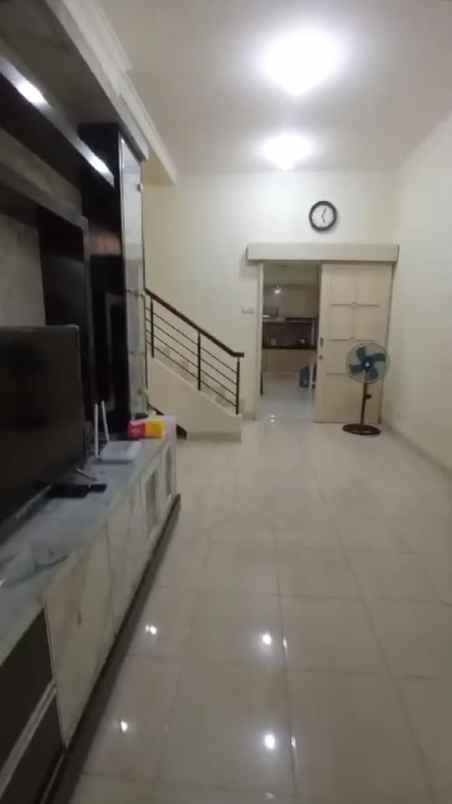 dijual rumah royal residence