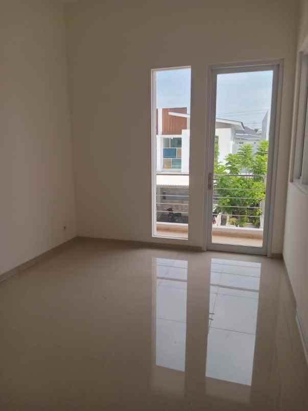 dijual rumah royal residence cluster