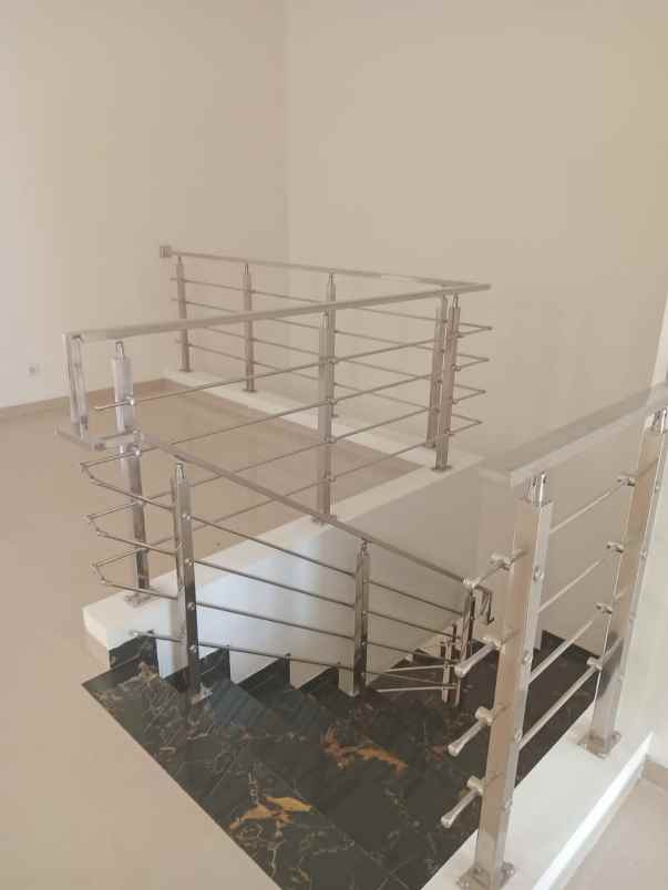 dijual rumah royal residence cluster