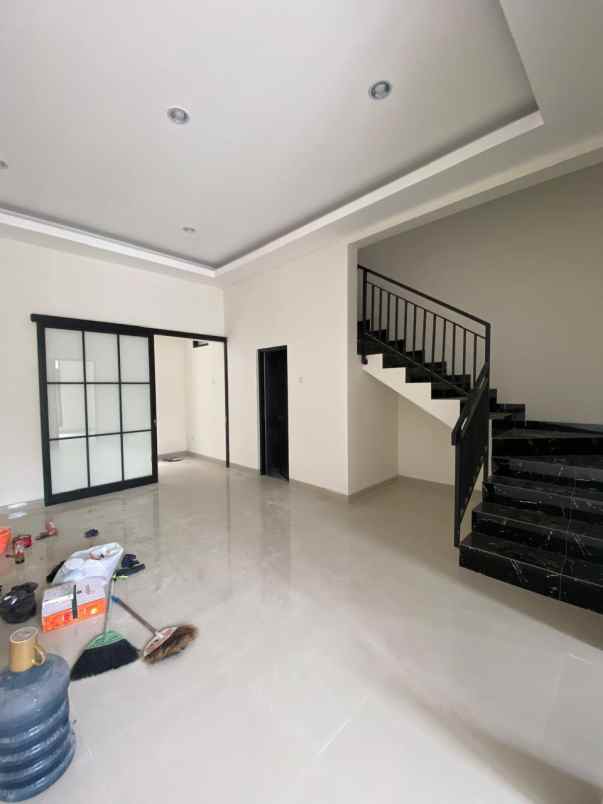 dijual rumah rungkut