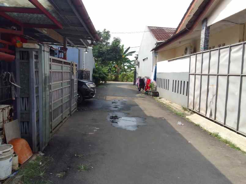 dijual rumah serua