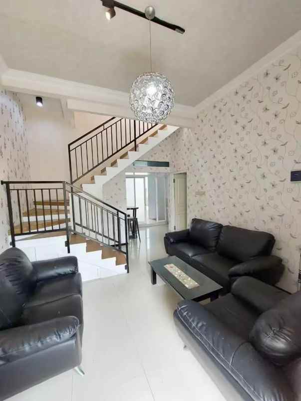 dijual rumah strategis di perum pandanwangi