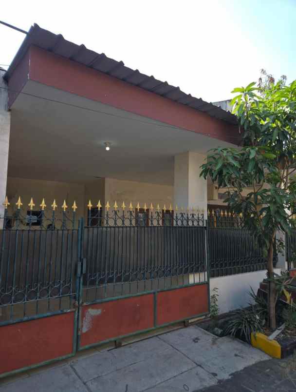 dijual rumah sutorejo