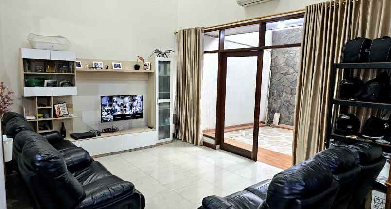 dijual rumah taman holis indah