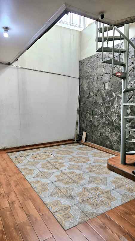 dijual rumah taman holis indah