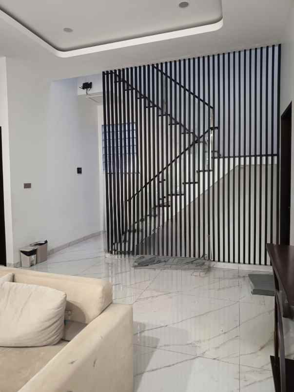 dijual rumah taman meruya ilir