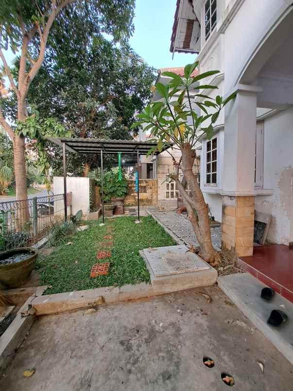 dijual rumah vila valensia lontar