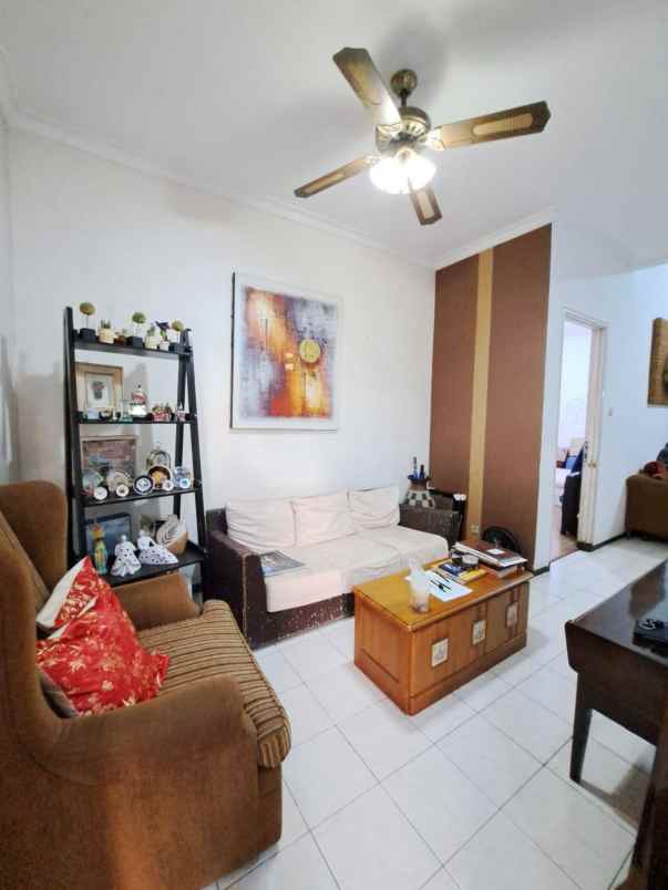 dijual rumah vila valensia lontar