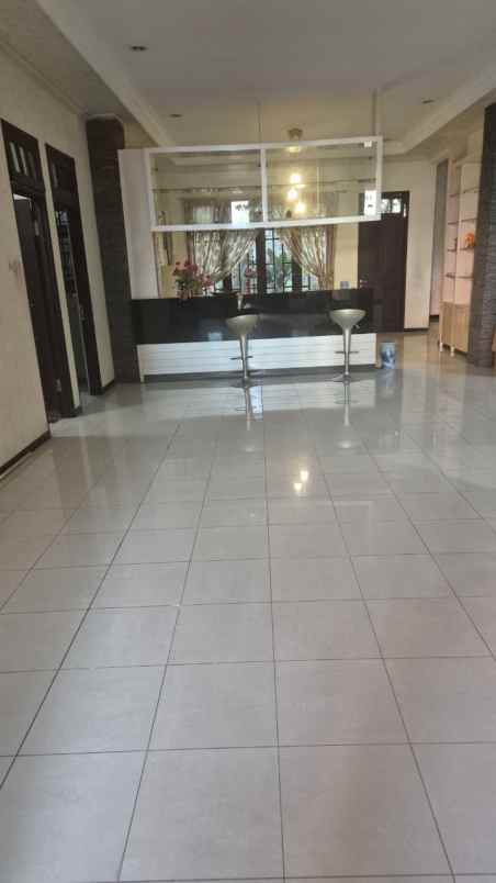dijual rumah villa bukit indah