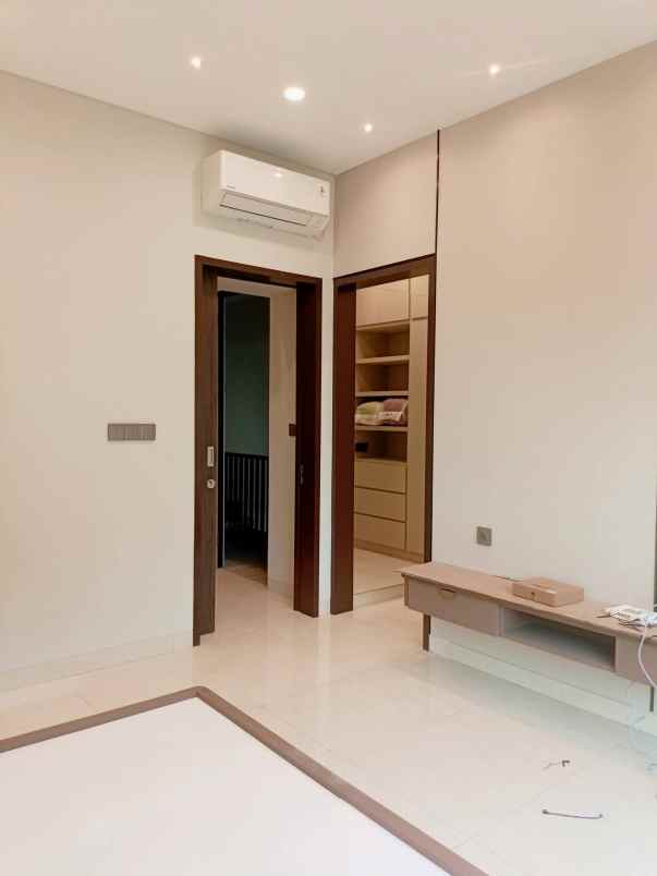 dijual rumah villa meruya jakbar