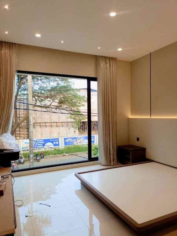 dijual rumah villa meruya jakbar