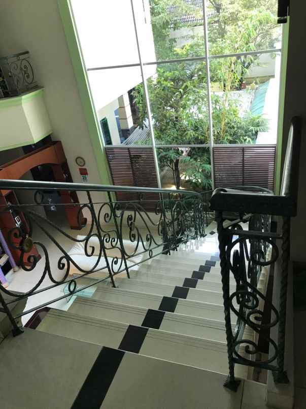 dijual rumah villa tomang mas