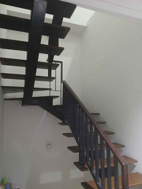 dijual rumah wisteria metland menteng