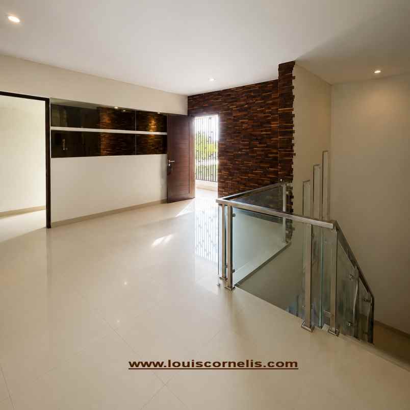 dijual segera rumah elit 2 lantai di renon denpasar