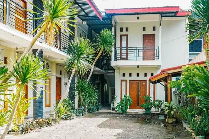 dijual villa ampenan selatan kec