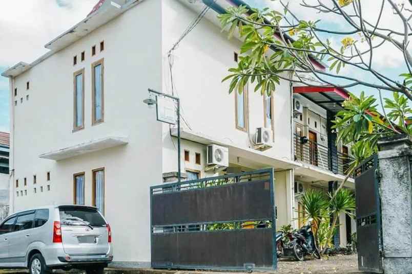 dijual villa ampenan selatan kec