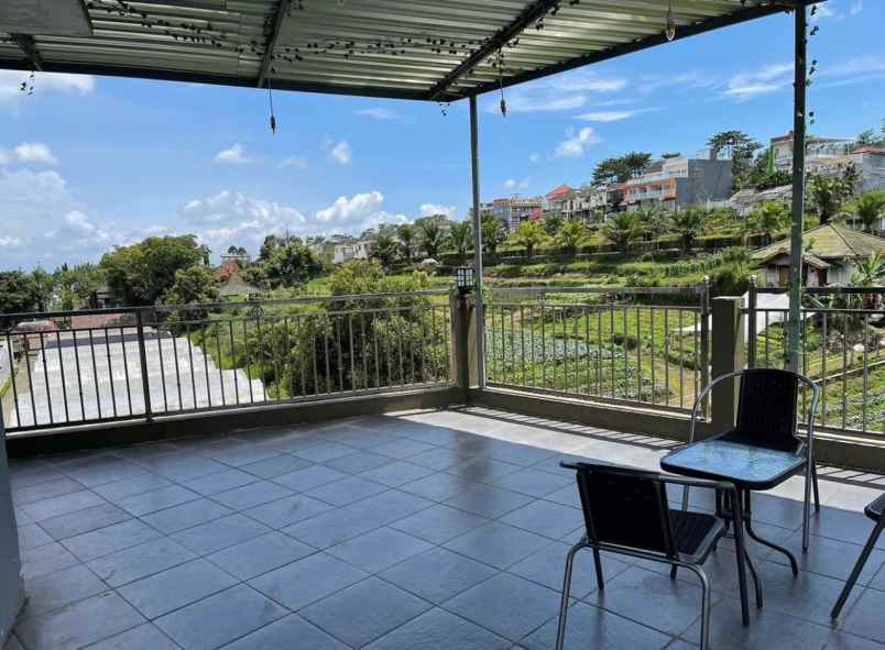 dijual villa jl abdulgani atas