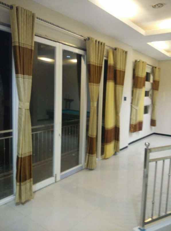 dijual villa jl abdulgani atas