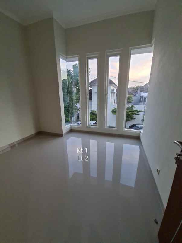 dijual villa kayana regency