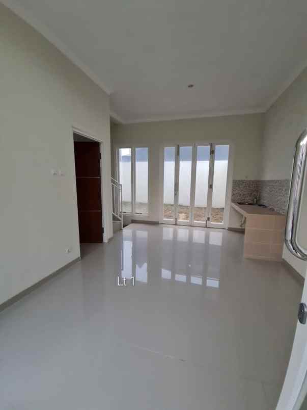 dijual villa kayana regency