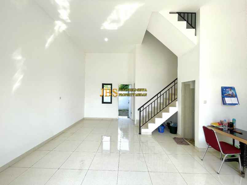 dijual villa komplek karya ville jalan