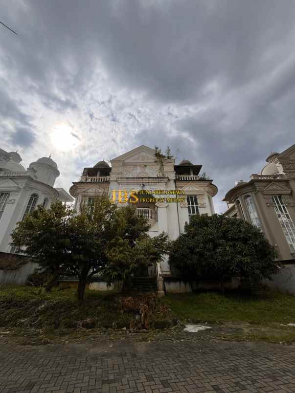 dijual villa komplek royal sumatera