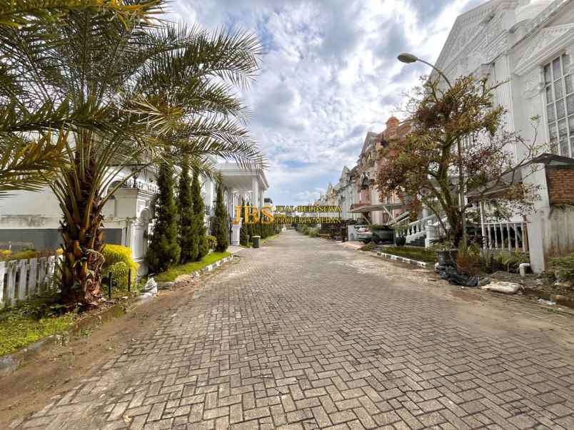 dijual villa komplek royal sumatera