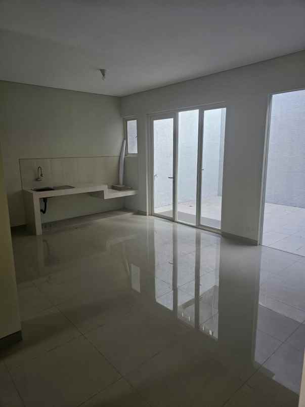 disewakan rumah citraland greenlake wiyung