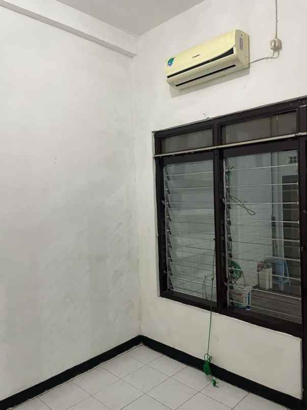 disewakan rumah kutisari indah
