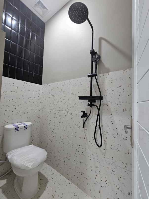 rumah 2 lantai bergaya bali industrial di tapos depok