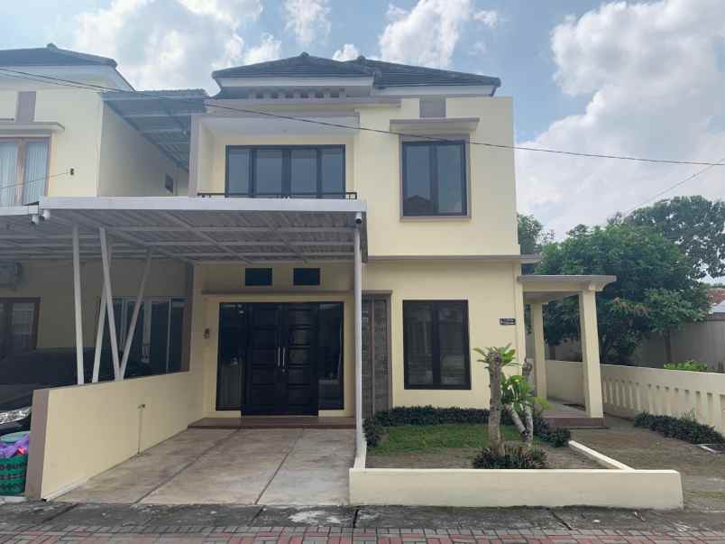 rumah 2 lantai dalam perumahan elit di mlati sleman