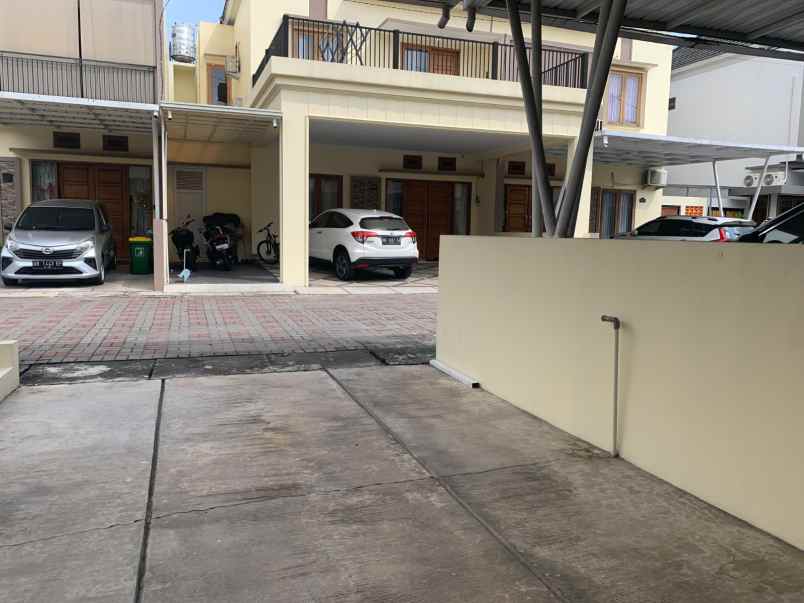 rumah 2 lantai dalam perumahan elit di mlati sleman