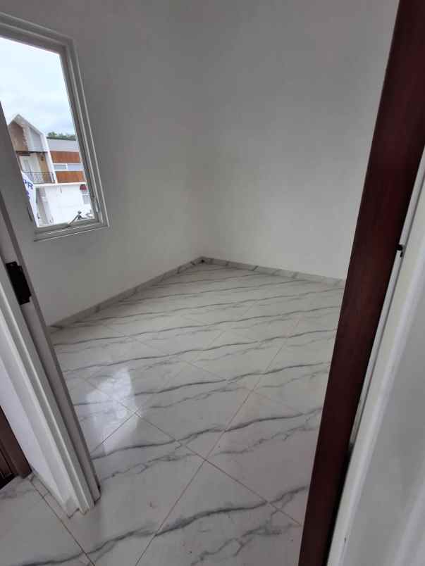 rumah 2 lantai lokasi samping tol sawojajar