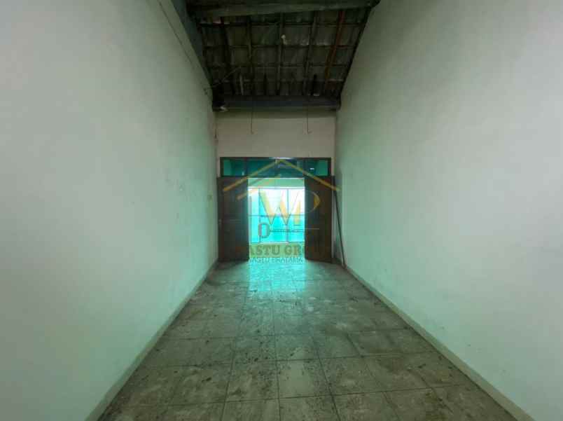 rumah 2 lantai pinggir jalan raya dekat kampus amikom