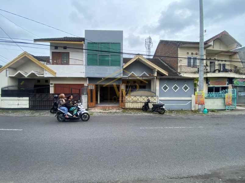 rumah 2 lantai pinggir jalan raya dekat kampus amikom