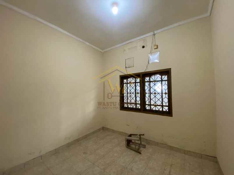 rumah 2 lantai pinggir jalan raya dekat kampus amikom