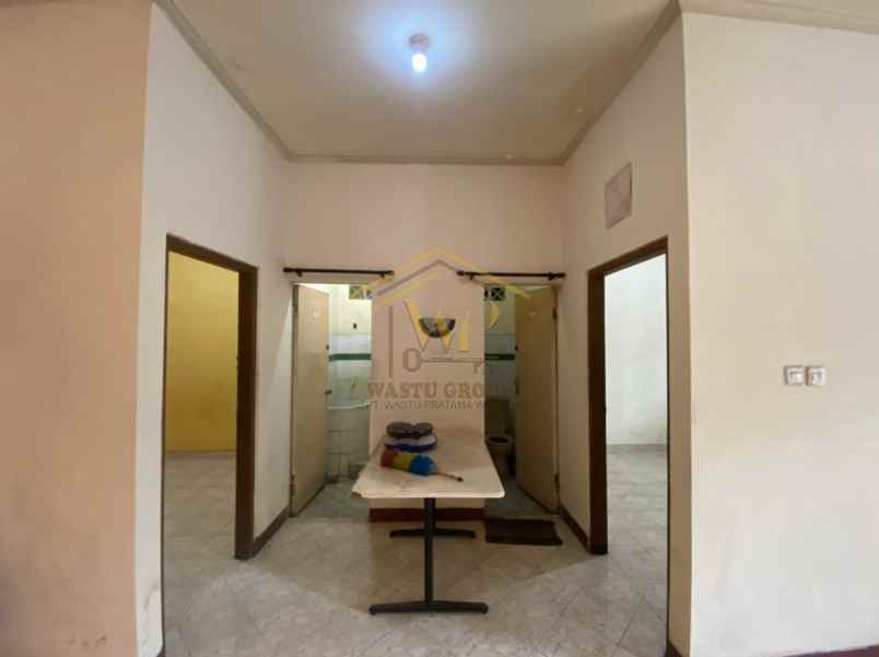 rumah 2 lantai pinggir jalan raya dekat kampus amikom