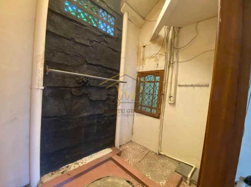 rumah 2 lantai pinggir jalan raya dekat kampus amikom