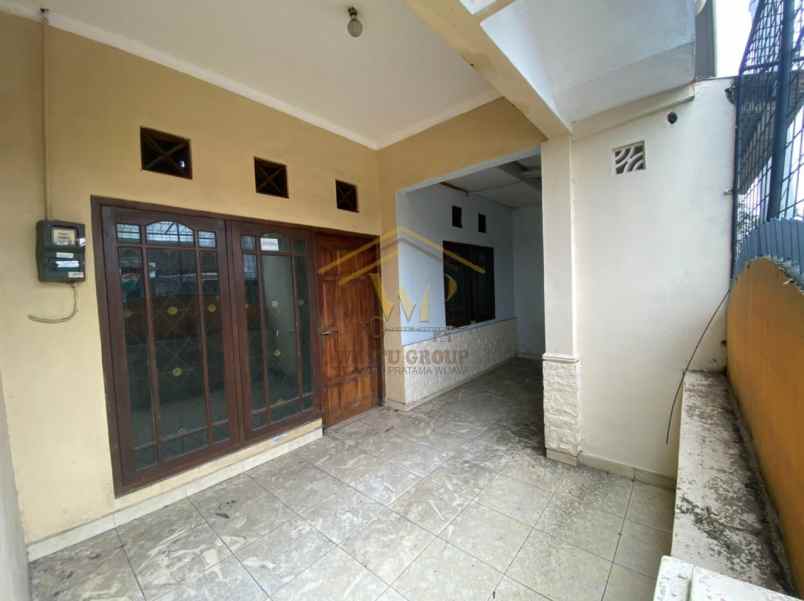 rumah 2 lantai pinggir jalan raya dekat kampus amikom