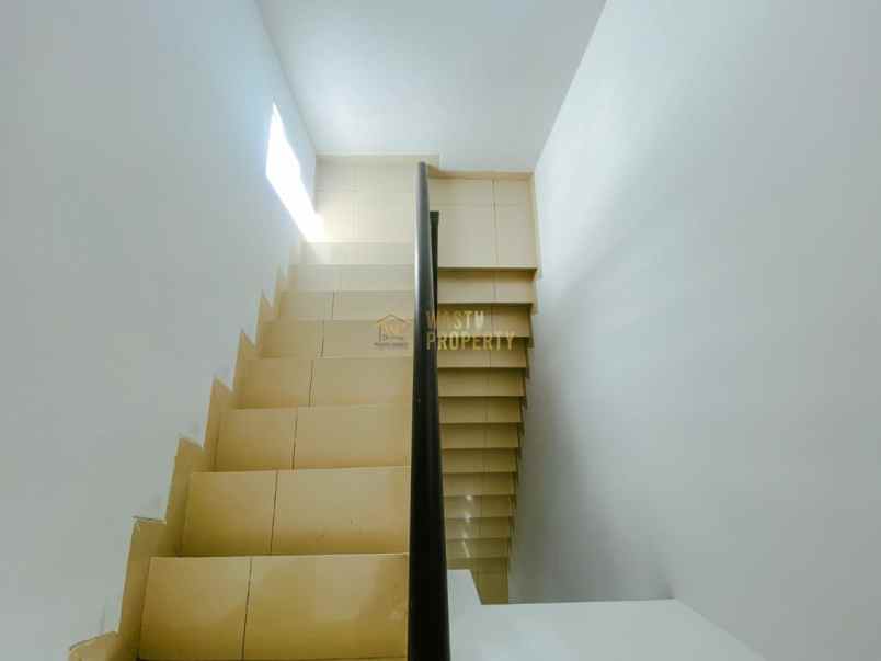 rumah 2 lantai strategis dekat upn dan atma jaya