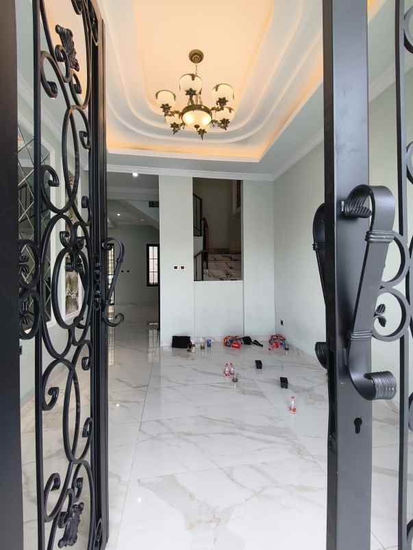 rumah 3 lantai di ciganjur jaksel ada private pool