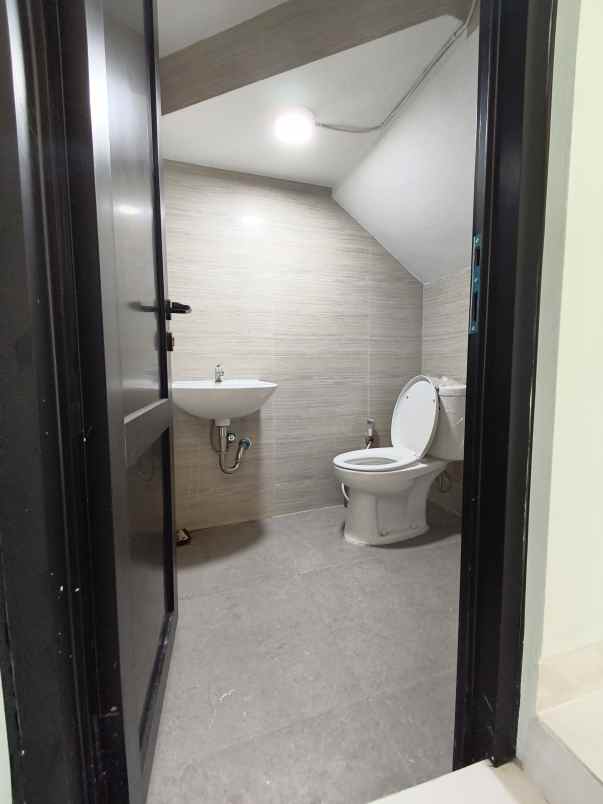 rumah 3 lantai di ciganjur jaksel ada private pool