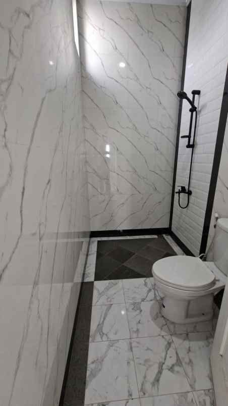 rumah 3lt hdp selatan pool balkon rooftop di jagakarsa