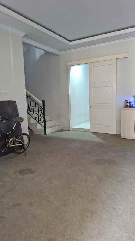 rumah 3lt hdp selatan pool balkon rooftop di jagakarsa