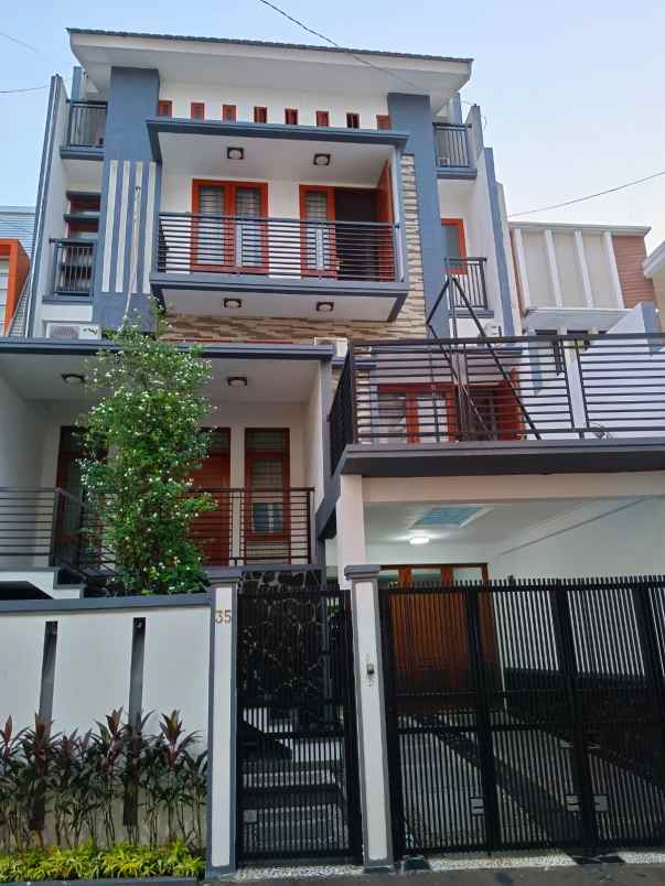 rumah 4 lantai di palmerah jakarta barat
